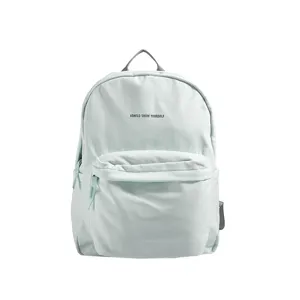 Mintgrüner Canvas Rucksack Detailansicht mit Fronttasche und stylischem Typografie Print.
