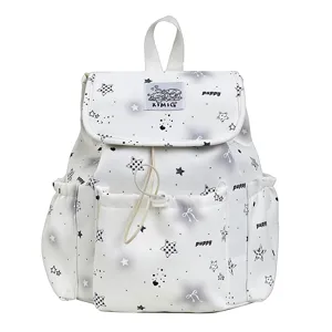 Nahaufnahme des weißen Harajuku-Rucksacks aus Canvas mit niedlichen Stern- und Welpendrucken.