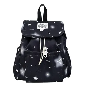 Detailansicht des niedlichen schwarzen Rucksacks mit Sternenmuster, Fronttasche und Kordelzug.