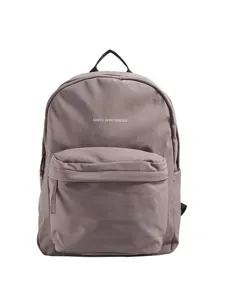 Minimalistischer grosser Studenten Rucksack mit Buchstaben, schicker taupe Alltagsbeutel.