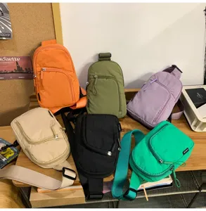 Mehrfarbige Freizeittasche aus Nylon, leichte modische Brusttasche für Alltag und Reise.