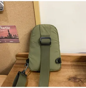 Nahaufnahme der leichten grünen Umhängetasche aus Nylon, perfekt für den Alltag und die Reise.
