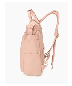 Vista laterale dettagliata dello zaino rosa con spallacci robusti e tasche pratiche.