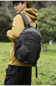 Gros plan du sac à dos à grille d'extérieur avec petite poche, design élégant et durable.