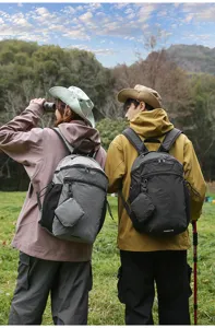 Vue détaillée du sac à dos de voyage avec grande capacité et tissu résistant et poches.