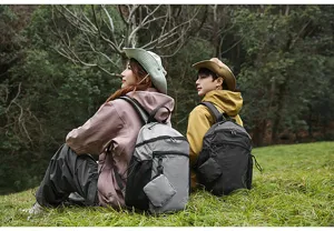 Vue de détail en extérieur montrant un grand sac à dos de voyage avec des poches.