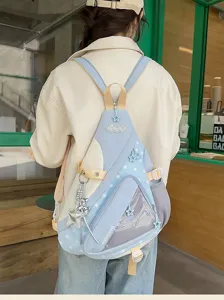 Detail des japanischen Farbdock-Rucksacks mit dreieckigem Design und praktischer Netztasche.
