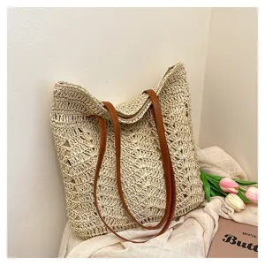 Dettaglio borsa shopper in paglia intrecciata, trama fine, grande borsa a spalla per la spiaggia.