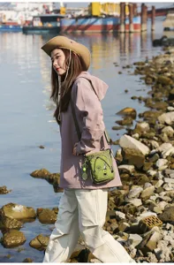 Bolso bandolera informal para teléfono en verde de moda, ideal para senderismo y uso diario.