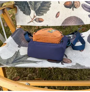 Primer plano detallado de la colorida bolsa cruzada para teléfono en una silla de camping.