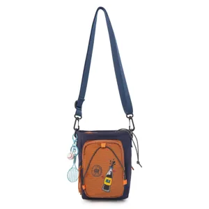 Vista detallada del bolso cruzado de moda para exteriores con estampado de refresco y llavero.
