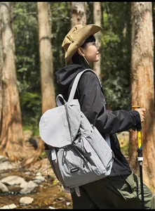 Grand sac à dos de randonnée et voyage en gris clair, sac à dos léger et élégant pour le sport.