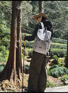Détail du sac à dos de voyage avec grande capacité, tissu résistant et bretelles confortables.