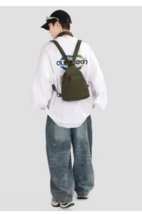Minimalistischer grüner Nylon Rucksack für den täglichen Reisealltag unisex Tasche.