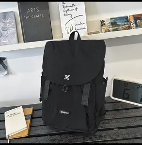 Sac à dos élégant en toile noire avec rabat pour les voyages et l'utilisation quotidienne.