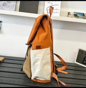 Détail latéral d'un sac à dos décontracté color-block élégant avec des compartiments.