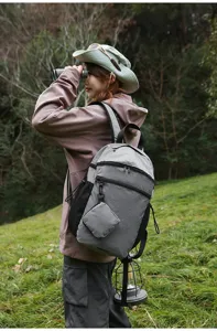Vue détaillée du sac à dos décontracté à motif gris avec petite poche, style outdoor.