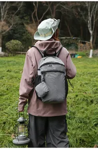 Sac à dos gris à carreaux détaillé avec plusieurs poches pour usage quotidien.