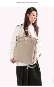 Primo piano dettagliato dello zaino casual monocolore per il commuter indossato dalla modella.