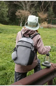 Sac à dos de voyage extérieur à grille grise avec petite poche, sac tendance pour femmes.