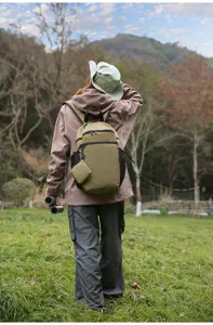 Vue détaillée du sac à dos de voyage outdoor en tissu mesh durable avec plusieurs poches.