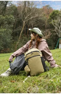 Vue detaillee du grand sac a dos de style japonais pour femmes en voyage et loisirs.