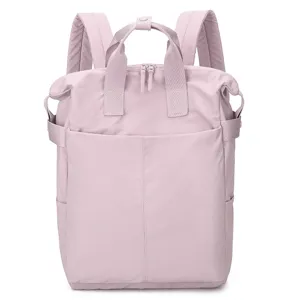 Vista dettagliata dello zaino rosa elegante in tinta unita con due manici e tasca anteriore.
