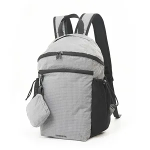 Sac à dos à grille grise avec poche zippée avant, poches filet latérales et petite pochette.
