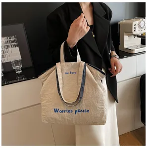 Borsa shopper casual in tela grande con elegante ricamo di lettere per il commuting quotidiano.
