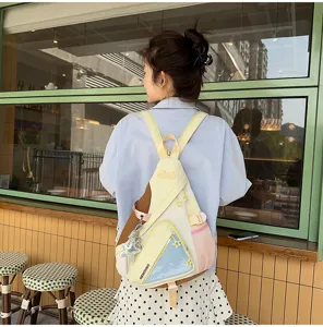 Detaillierte Ansicht eines japanischen Farblock-Multifunktionsrucksacks für Damen.
