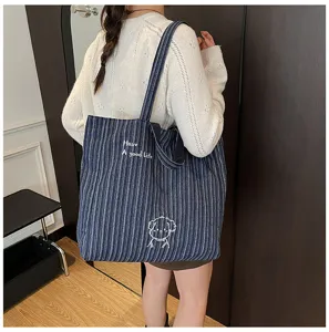 Vista dettagliata della borsa tote in tela a righe coreana casual con ricamo di cane carino.