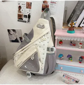 Zaino multifunzionale carino in stile giapponese con tasca in rete e dettagli di stelle.