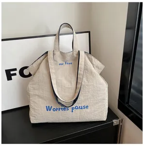 Vista dettagliata della grande borsa tote casual in tela, borsa a spalla versatile.
