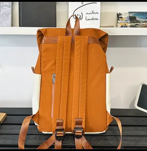 Sac à dos colorblock roll-top avec bretelles réglables et poche zippée pour voyage.