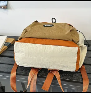 Vue detaillee du sac a dos de voyage d'exterieur de grande capacite avec larges bretelles.
