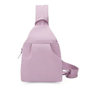 Einfarbiger Nylon Sling Brusttasche minimalistischer leichten Reise Rucksack Detail Ansicht.