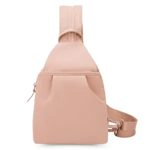 Detailansicht eines schicken rosa Nylon Sling-Rucksacks mit minimalistischem Alltags-Design.