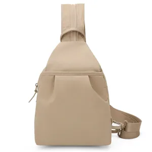 Nahaufnahme Detail der lässigen, einfarbigen Nylon-Brusttasche mit glattem Reißverschluss.