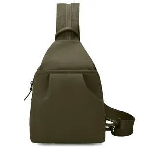 Detailansicht der olivgrünen Nylontasche, mit Vordertasche und strapazierfähiger Stoffstruktur.