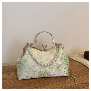 Vue détaillée du sac de soirée rétro brodé de style chinois traditionnel avec poignée en perles.