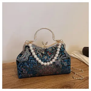 Sac de soirée vintage brodé de style chinois avec fermoir bijou et chaîne de perles élégante.