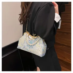 Sac de soirée brodé style rétro chinois avec poignée perle élégante et chaîne dorée.