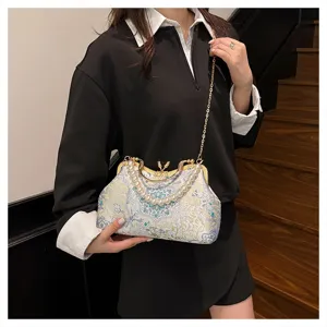 Sac de soirée brocart de style chinois vintage avec poignée perle et bandoulière chaîne en métal.