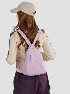 Minimalistischer Nylon Freizeitrucksack für Damen, leichter praktischer Reiserucksack in Unifarbe.