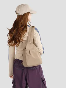 Minimalistischer Nylon Rucksack für Damen, leichtere Freizeittasche für tägliche Reisen.