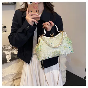 Sac de soirée vintage en brocart floral avec une élégante poignée perles et chaîne.