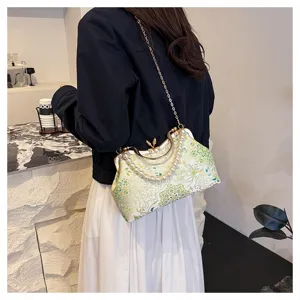 Détails du sac de soirée brodé style ethnique rétro avec chaîne en perles et fermoir métallique.