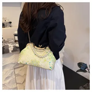 Vue détaillée du sac de soirée floral brodé de style traditionnel chinois avec chaîne en perles