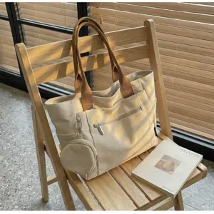 Καθημερινή γυναικεία τσάντα shopper από καμβά με λουρί ώμου, μπροστινή τσέπη και πορτοφόλι.