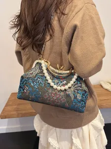 Sac à main rétro brodé avec fermoir baiser, chaîne perlée et style ethnique chic.